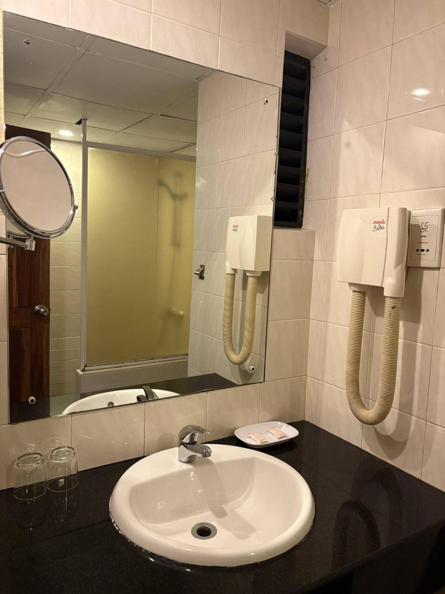 Hotel Janaki Κολόμπο Εξωτερικό φωτογραφία
