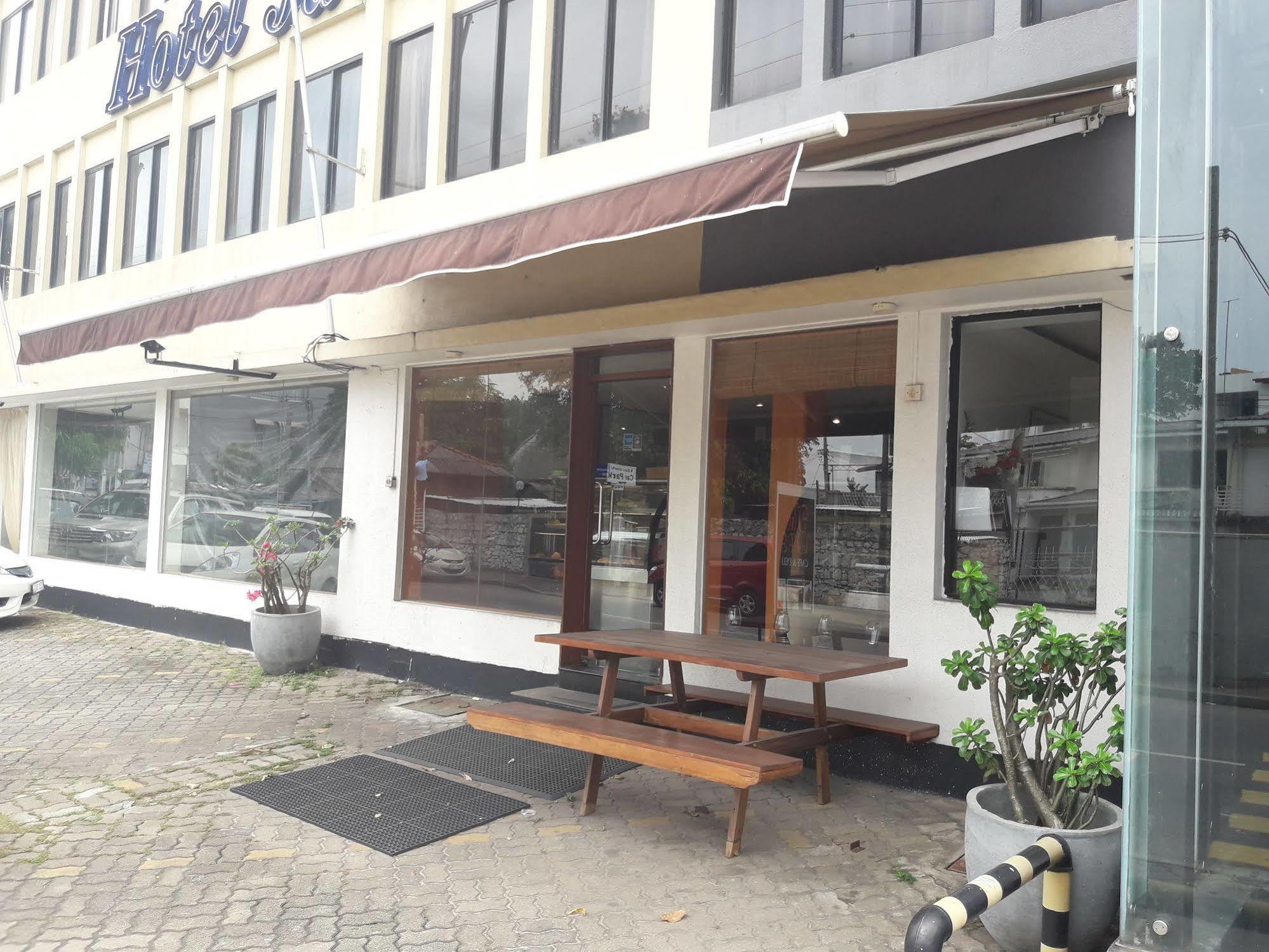 Hotel Janaki Κολόμπο Εξωτερικό φωτογραφία